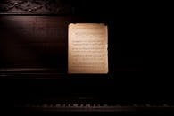 一架古典钢琴和柴可夫斯基的协奏曲乐谱，营造出怀旧的音乐氛围