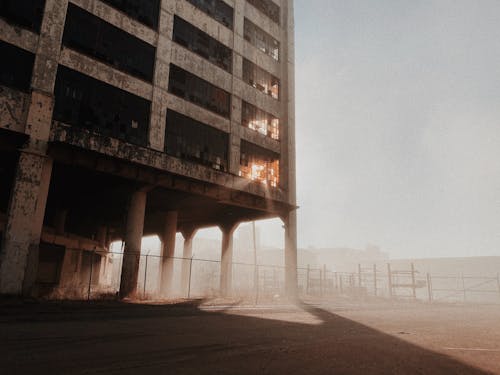 Verlaten Betonnen Gebouw Onder Witte Hemel