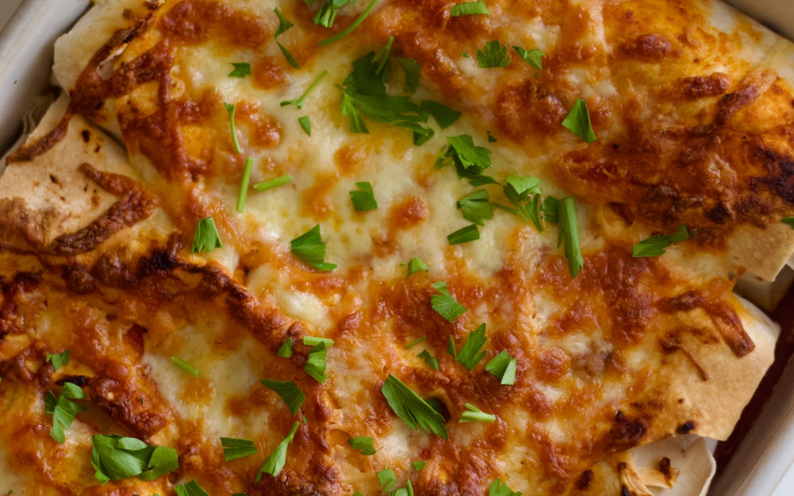Foto de Enchiladas de frango ao forno com salada fresca