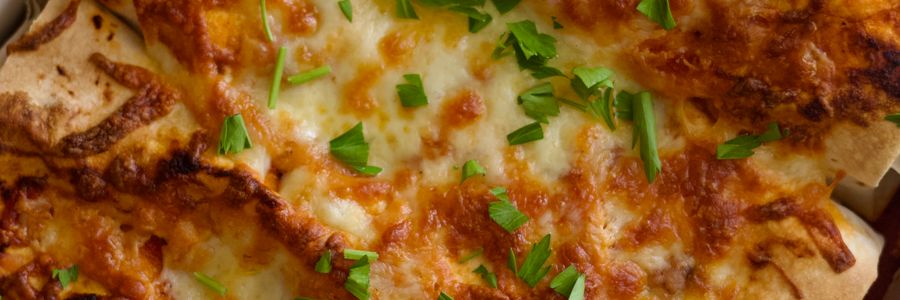 Foto de Enchiladas de frango ao forno com salada fresca