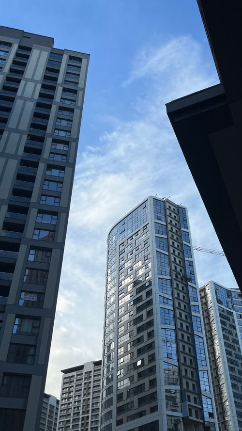 Free Contemporary city skyscrapers with a clear blue sky backdrop. Stock Photo