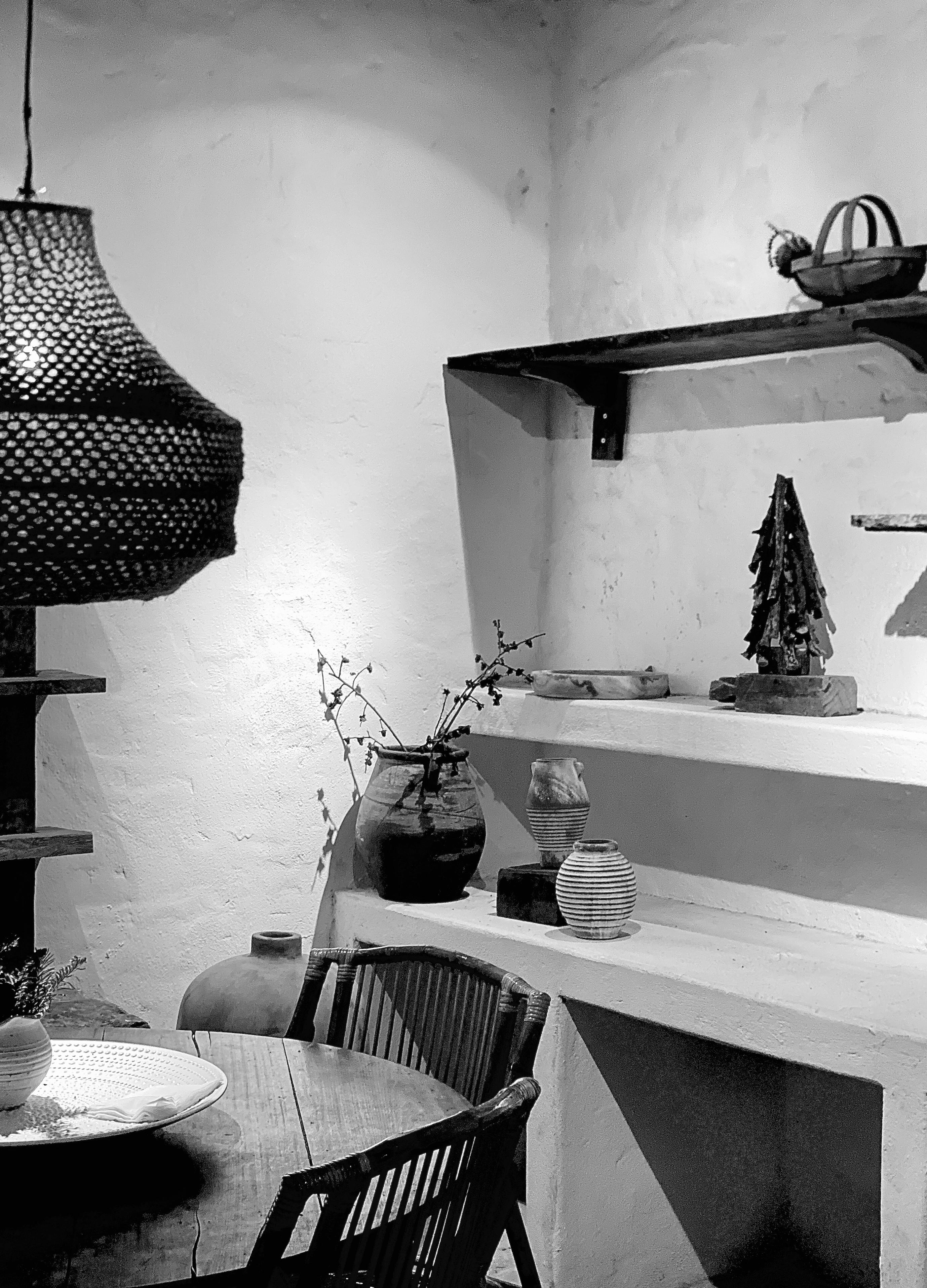 Gratuit Interior rustic alb-negru, cu decor vintage și o ambianță confortabilă. Fotografie de stoc