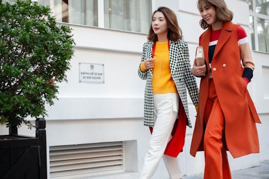 Due donne alla moda che camminano, sfoggiando con sicurezza la loro vivace moda da strada.