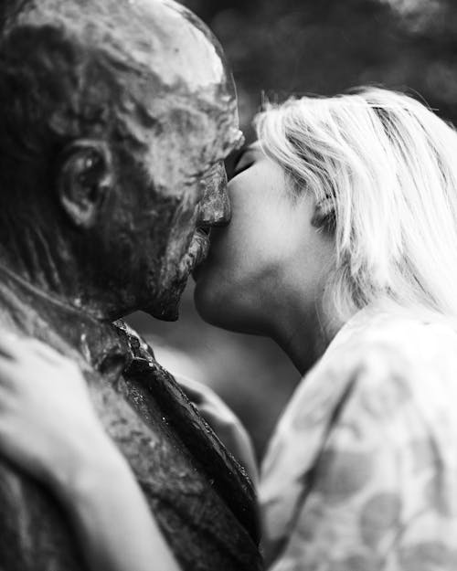 heykel, model, öpmek içeren Ücretsiz stok fotoğraf
