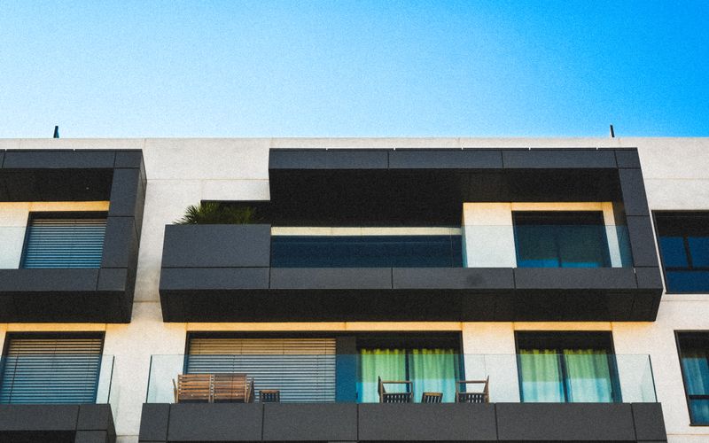 Garde-corps en verre transparent installé sur le balcon d’une maison contemporaine