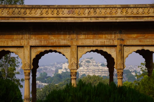 Vista del Palazzo di Udaipur incorniciato da un arco storico decorato in India.
