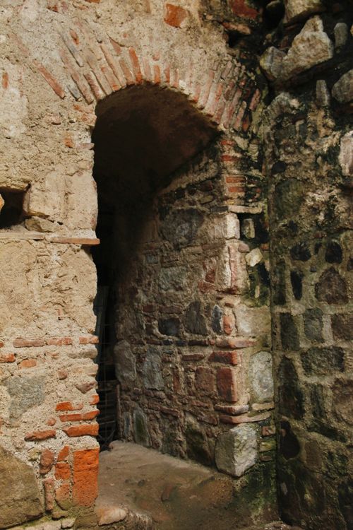 Free Explore the ancient stone archway showcasing Guatemala's rich architectural history. Stock Photo