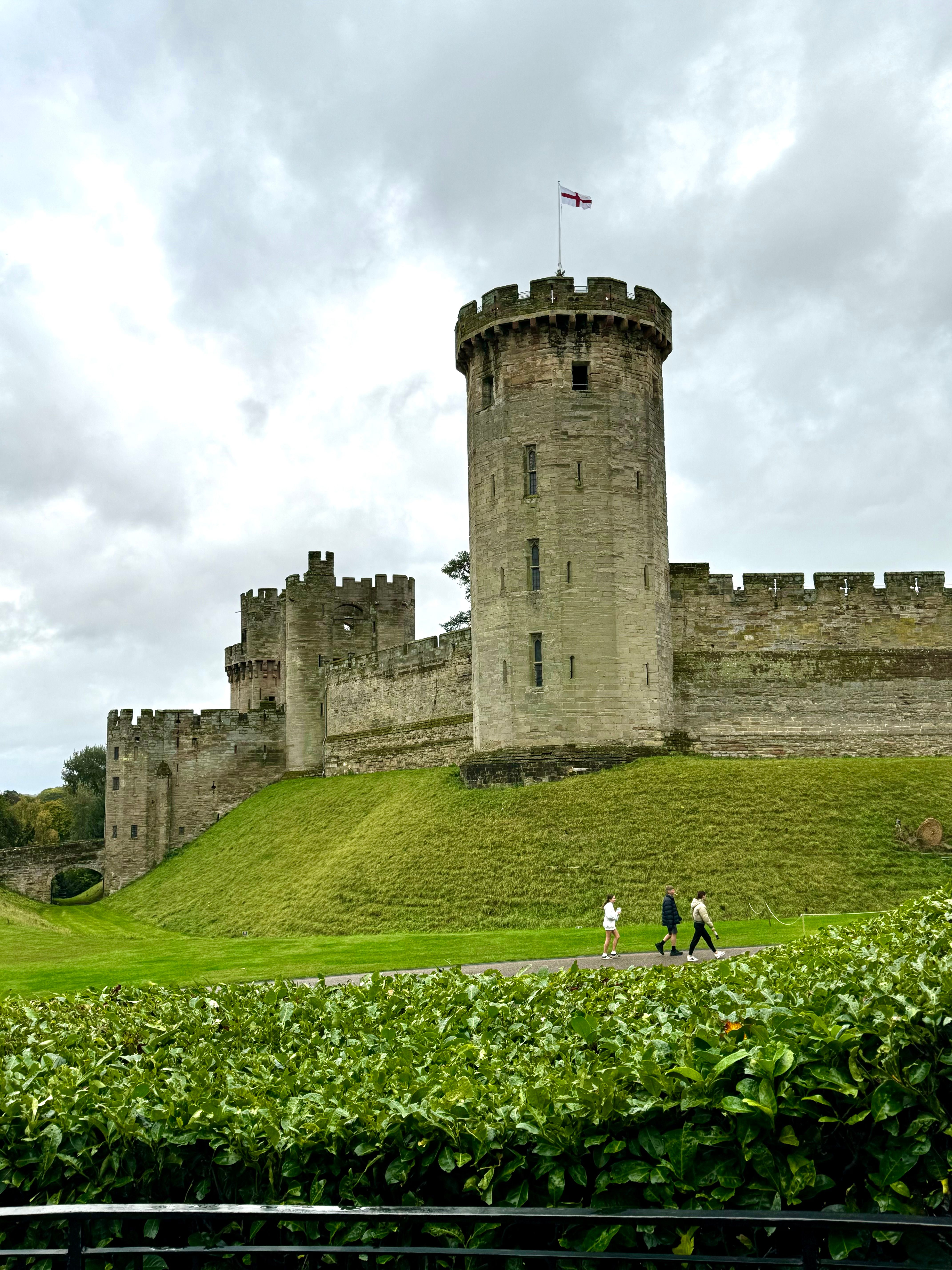 Warwick Castle under Cloudy Skies · Free Stock Photo