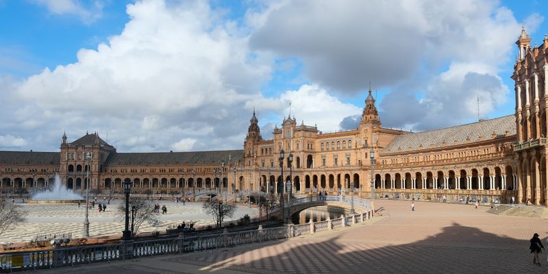 La Plaza de España de Sevilla al sol
