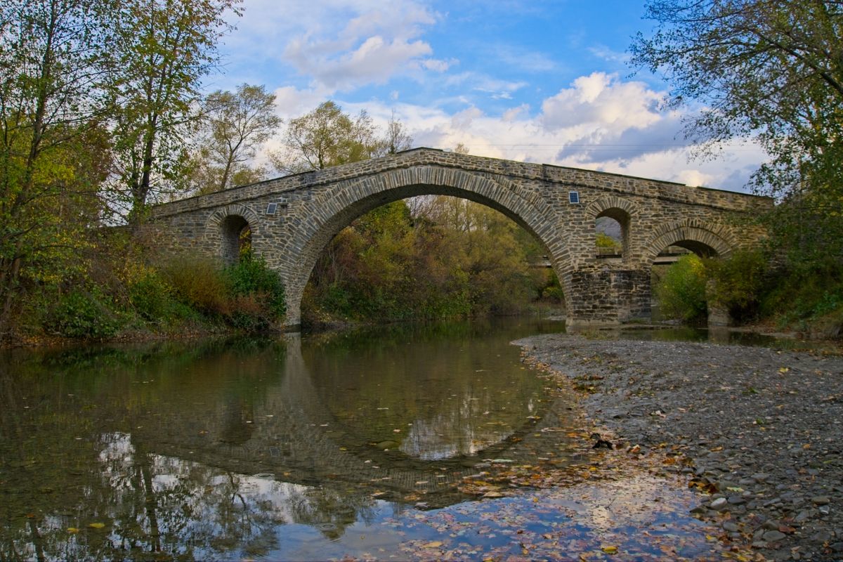 Pod istoric de piatră în zona Grevena, Grecia