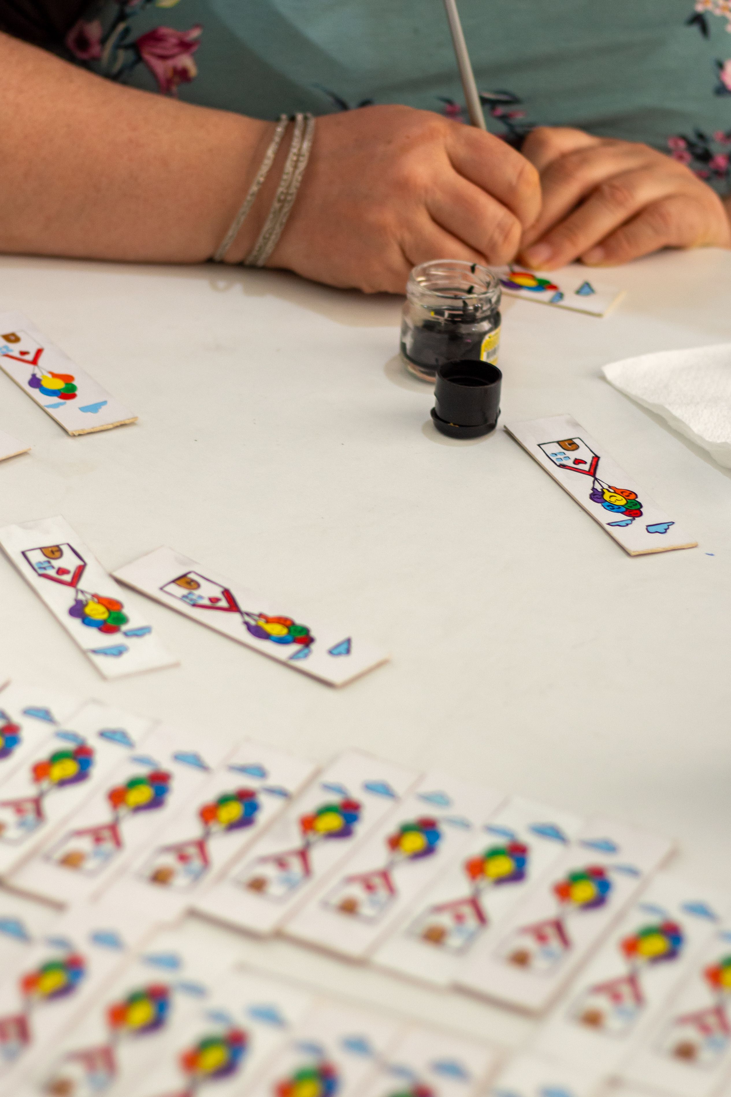Gratuit Gros plan sur des marque-pages artistiques peints à la main, aux motifs colorés, posés sur une table. Photos