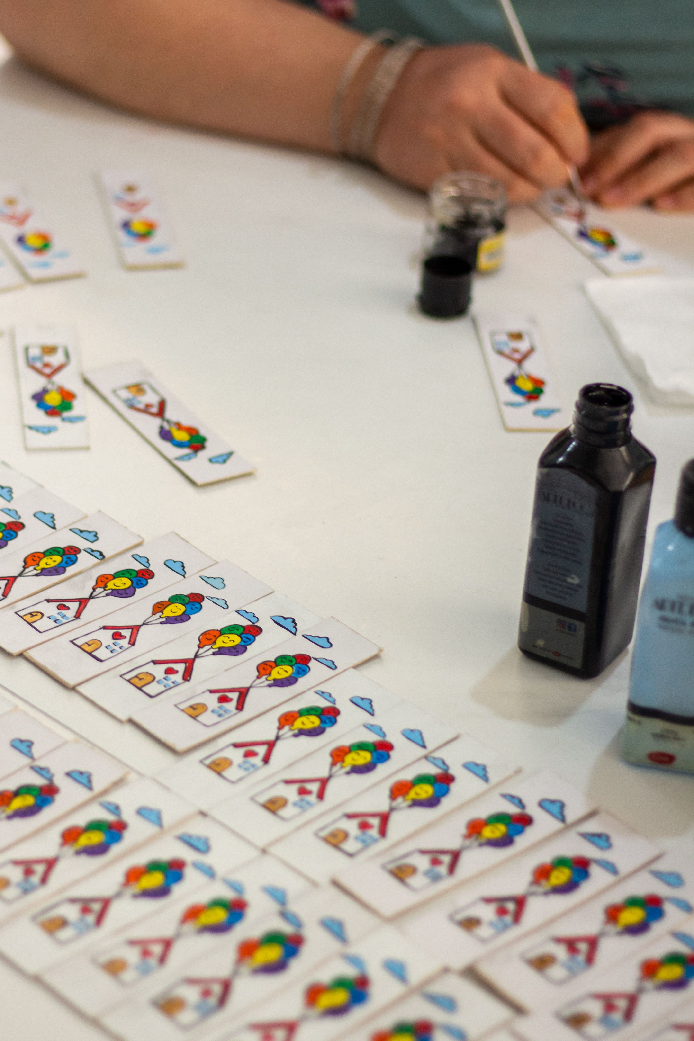 Gratuit Gros plan sur la peinture à la main de cartes à jouer traditionnelles dans un cadre créatif. Photos
