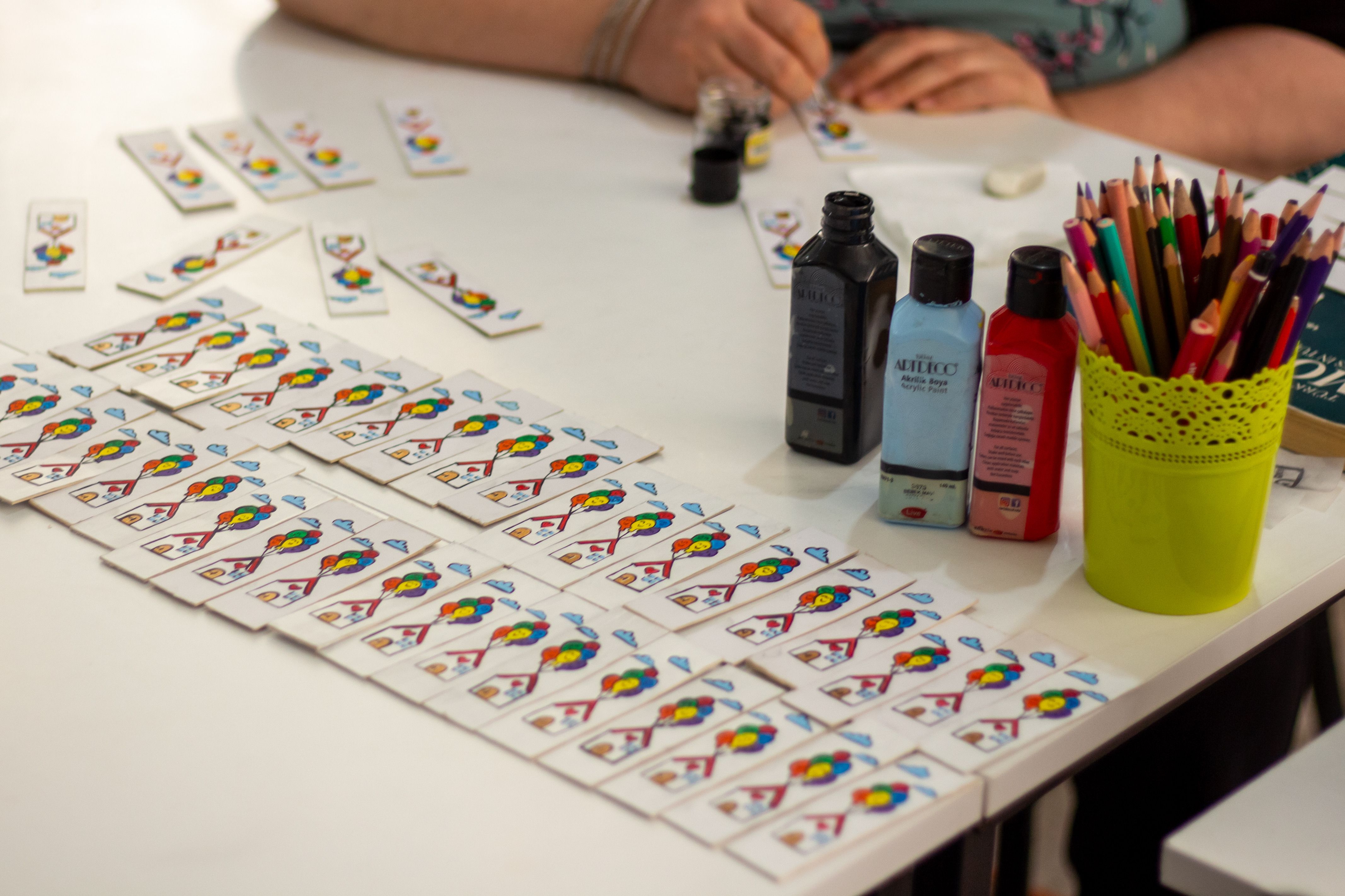 Gratuit Gros plan sur un matériel de loisirs créatifs avec des cartes à jouer, de la peinture et des crayons sur une table. Photos