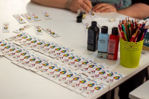 Gratuit Gros plan sur un matériel de loisirs créatifs avec des cartes à jouer, de la peinture et des crayons sur une table. Photos