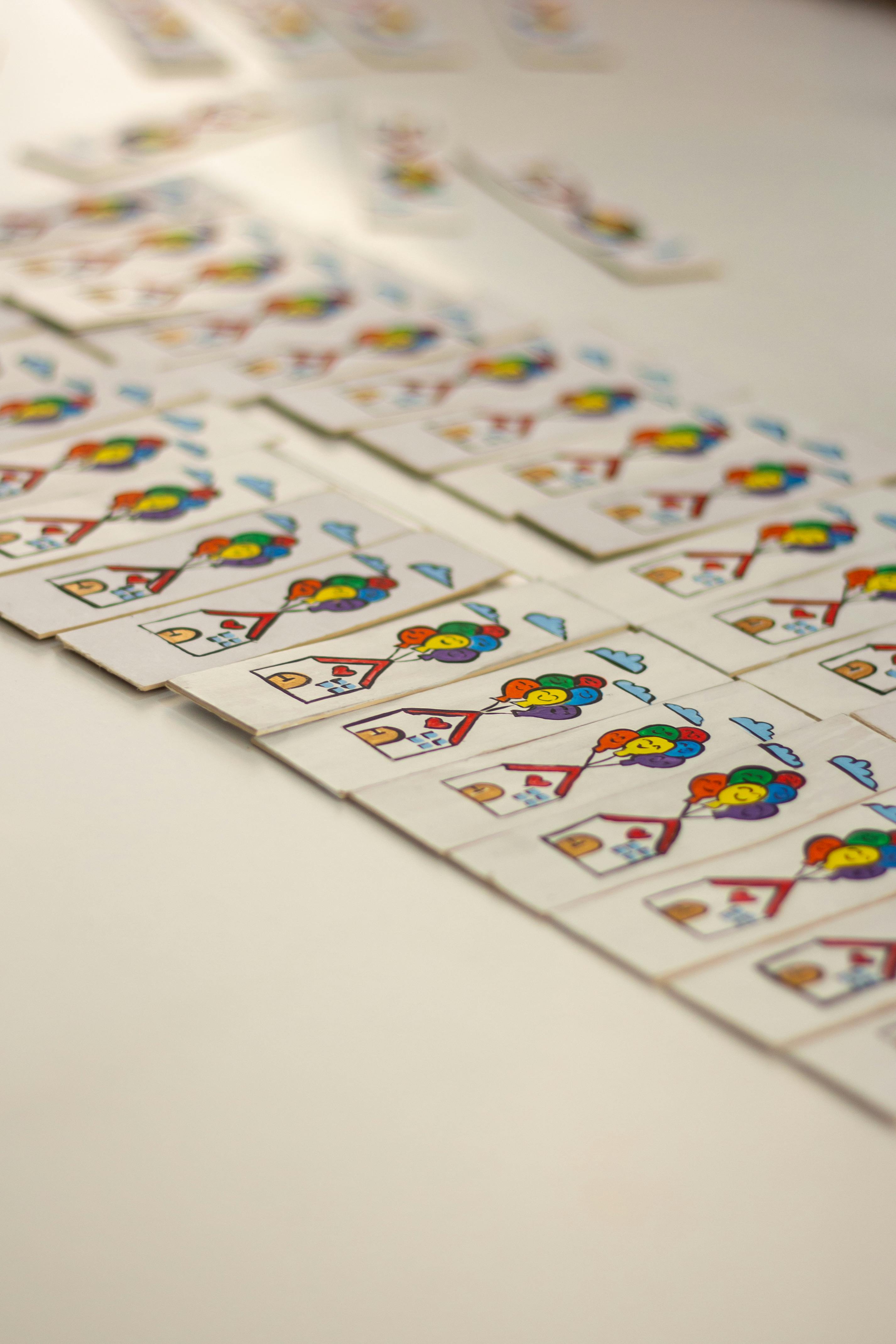 De franc Una imatge de primer pla de cartes de joc de colors ordenadament disposades en files sobre una superfície llisa. Foto d'estoc