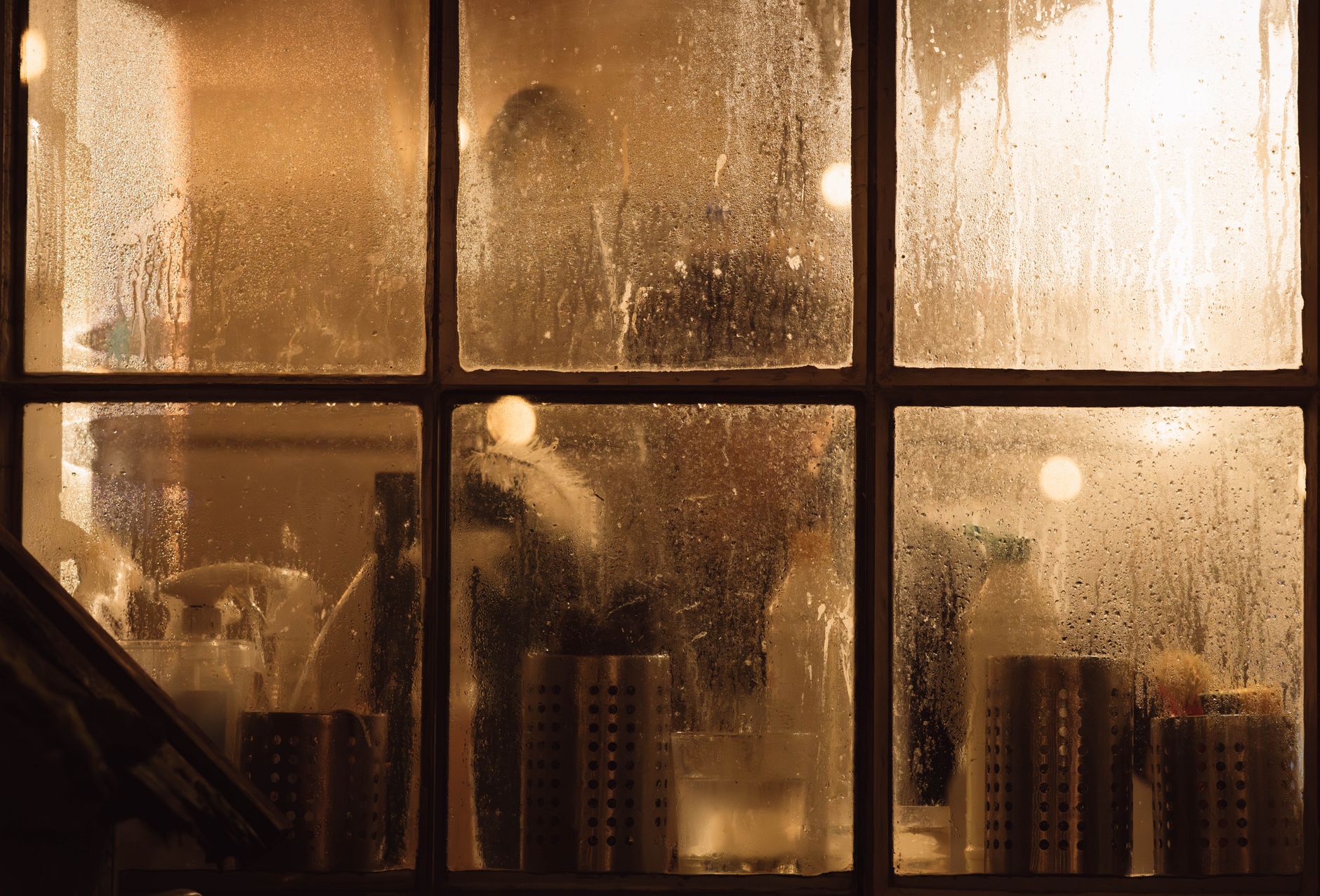 Janela de sala no inverno com condensação junto ao caixilho, sinal de perdas de calor.
