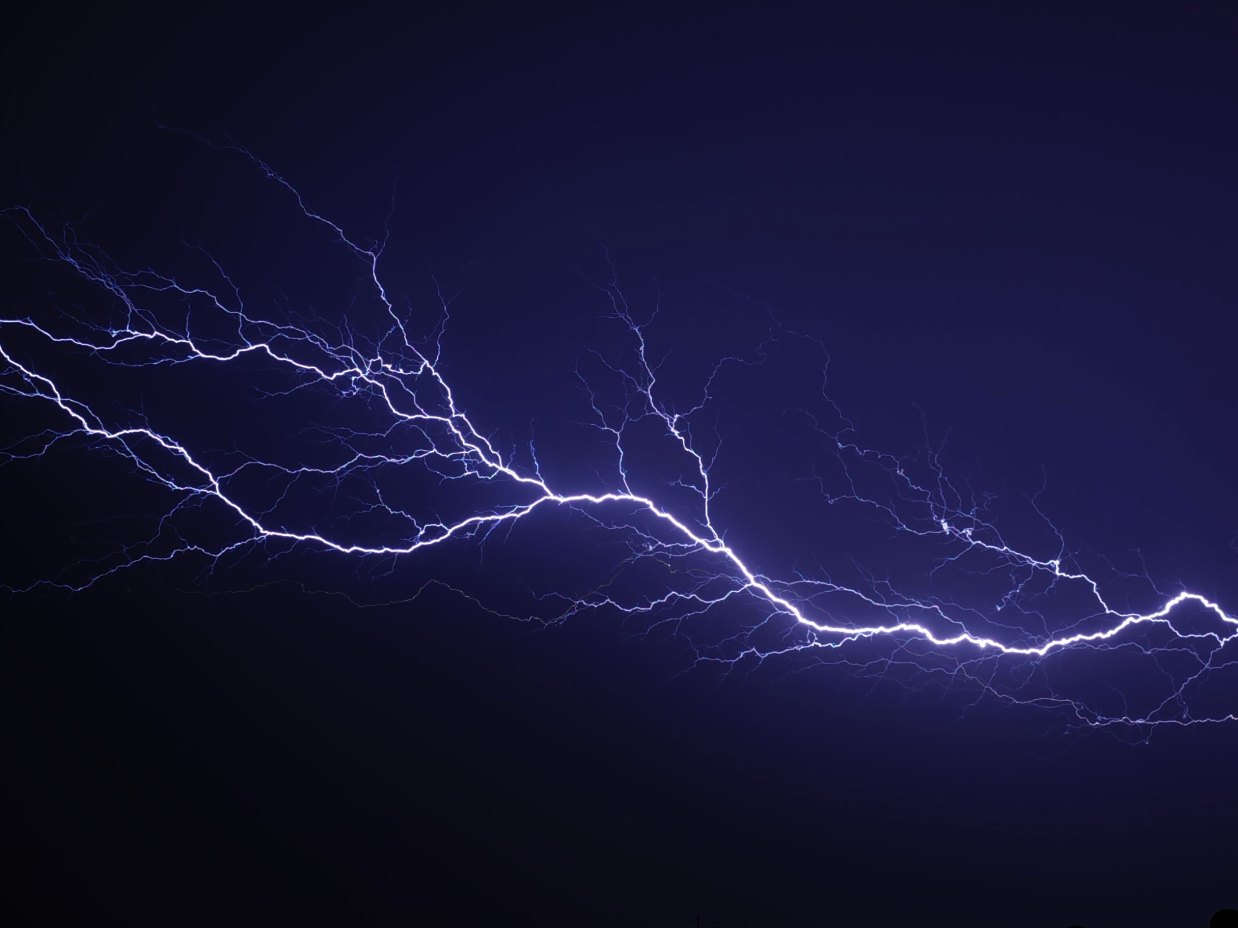Éclair Bleu Spectaculaire Dans Le Ciel Nocturne · Photo gratuite — free download