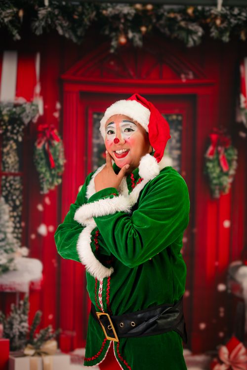 Free A cheerful clown in Santa attire adds festive charm indoors for Christmas. Stock Photo