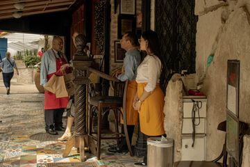Equipo de un restaurante con delantales reunido en la entrada