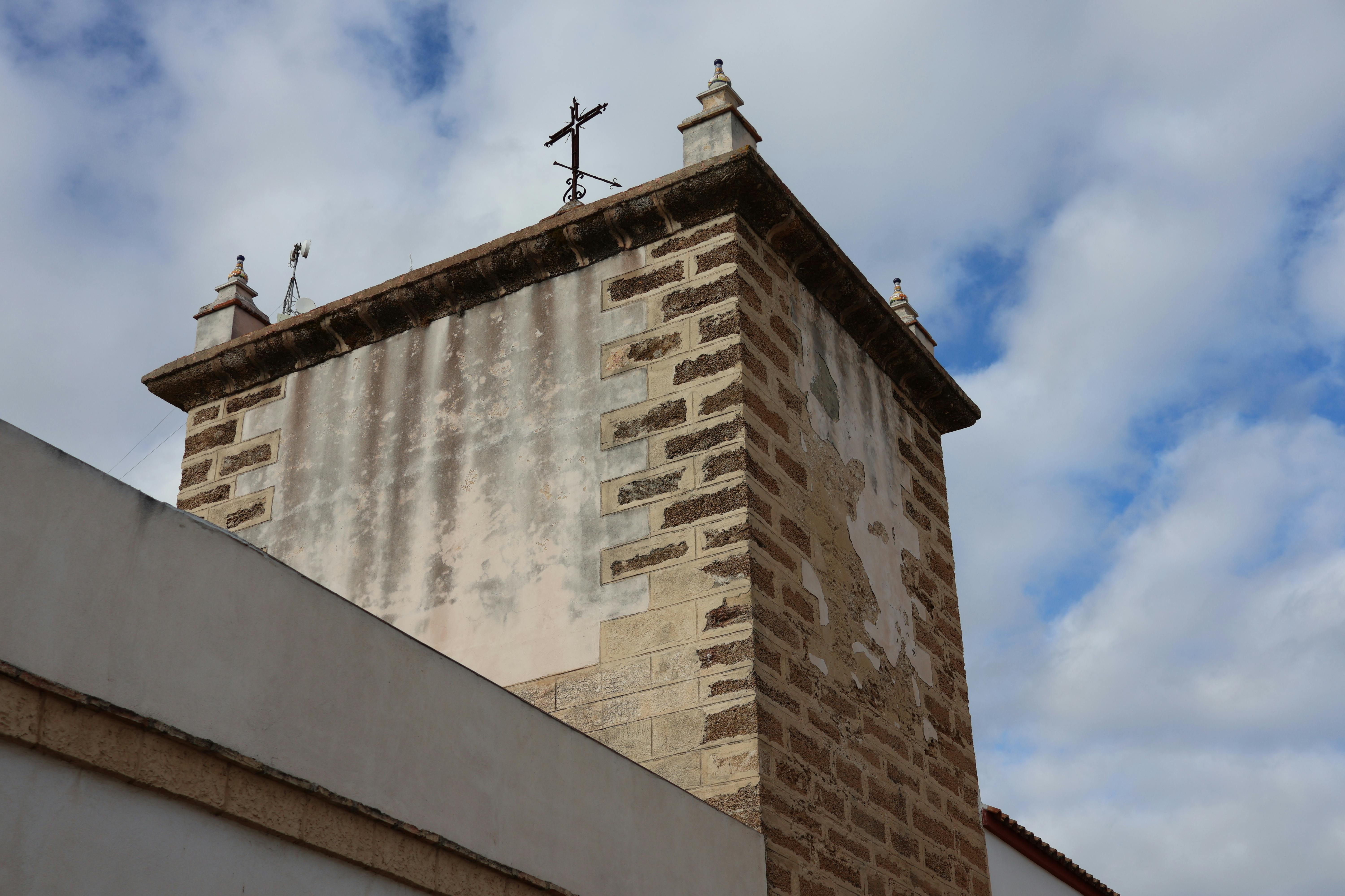 un testigo industrial entre el campo y la villa