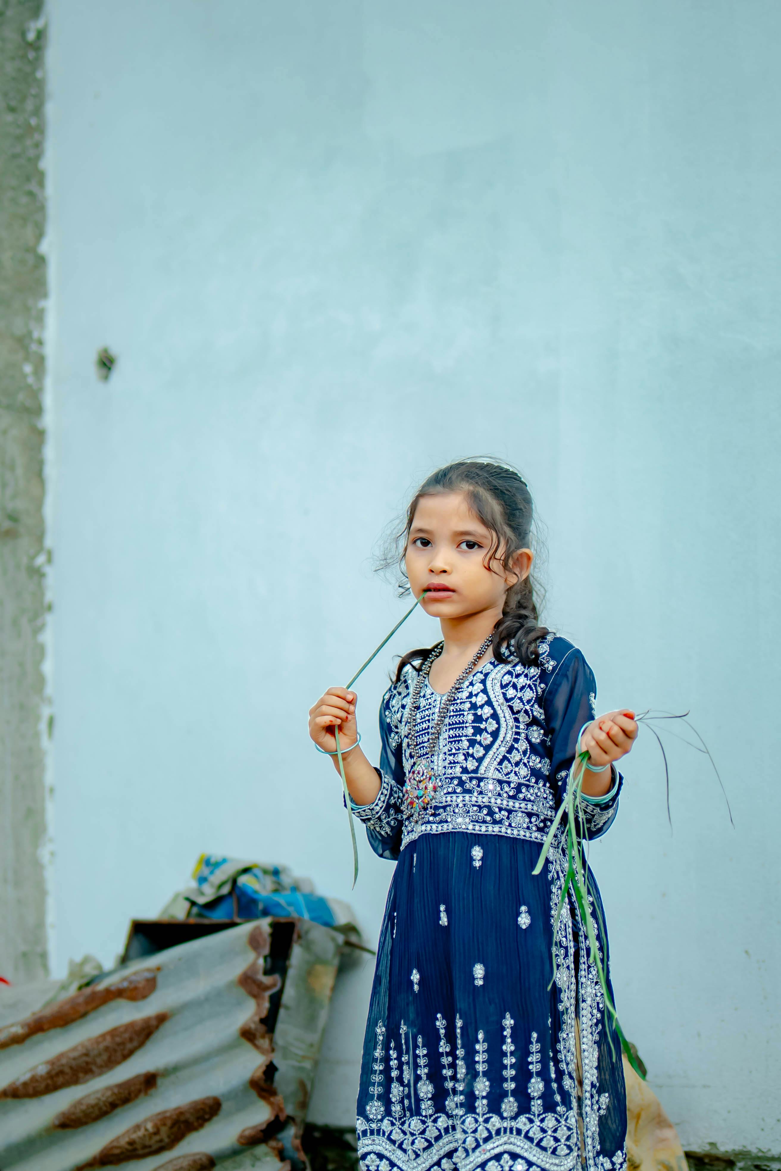 Kostenlos Südasiatisches Mädchen in traditioneller Kleidung steht im Freien in Feni, Bangladesch. Stock-Foto