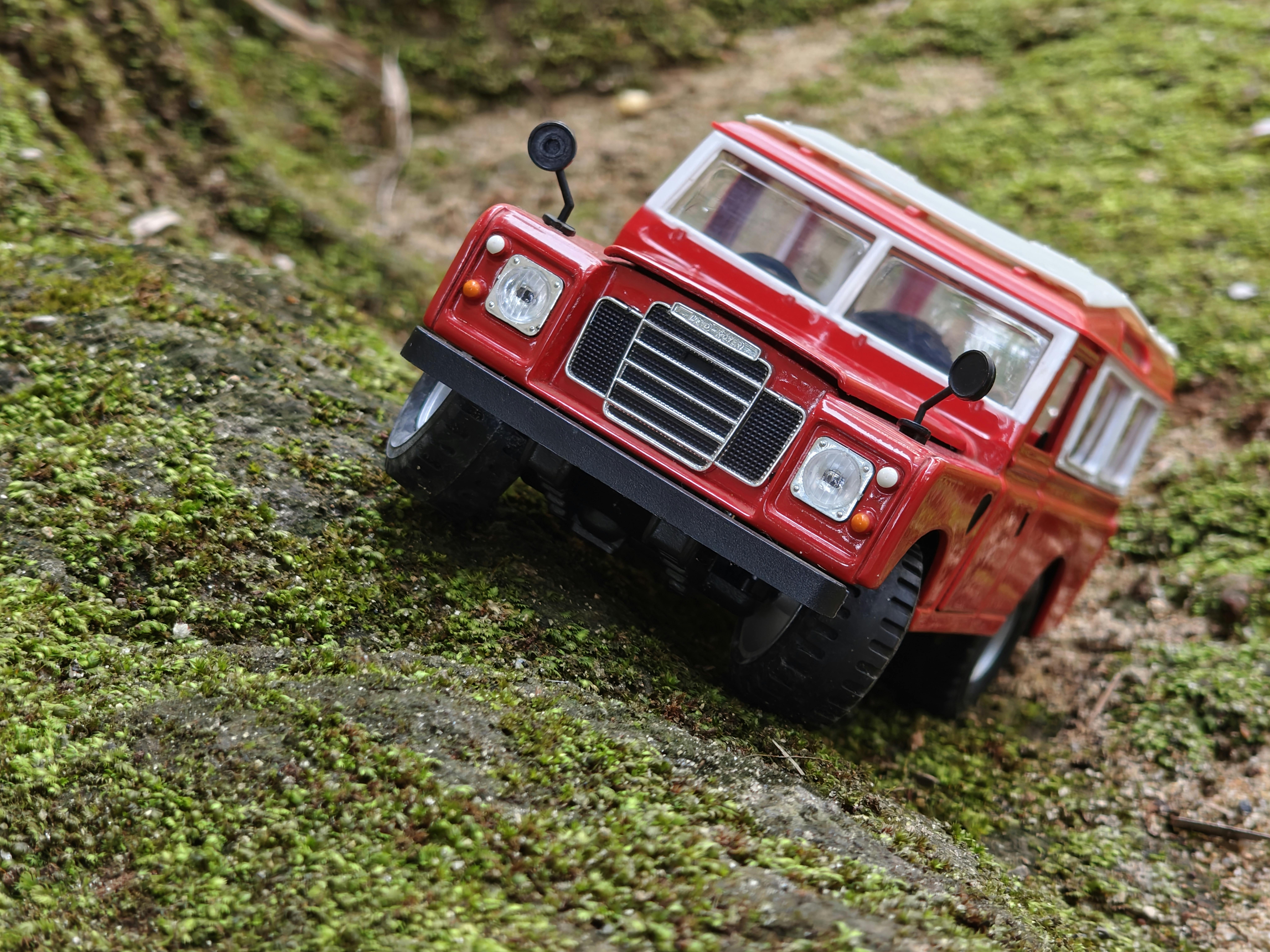 bezplatná Litý model terénního vozu Land Rover na mechem porostlém svahu v Kuala Lumpur v Indii. Základová fotografie