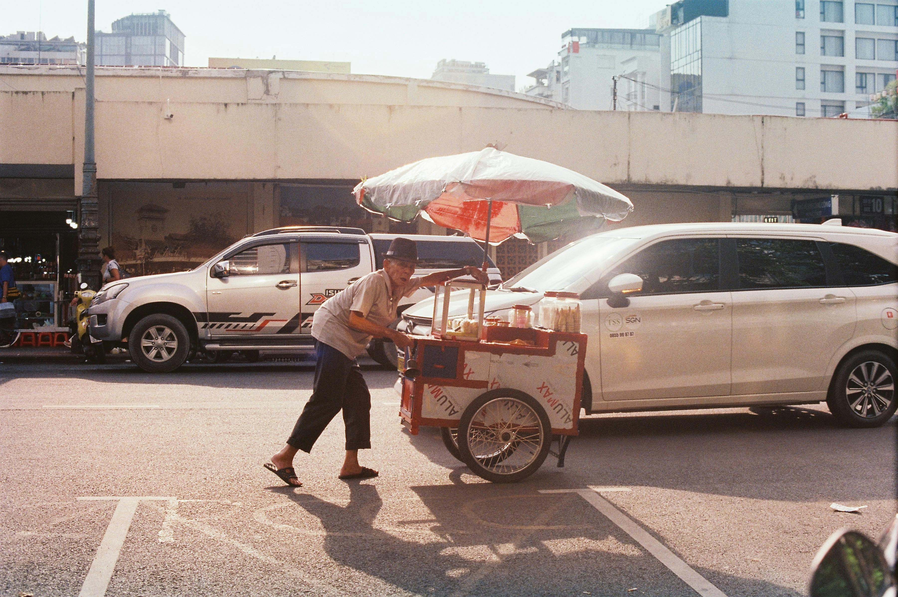 全球經濟展望轉向謹慎，台灣財經市場迎挑戰與機遇
