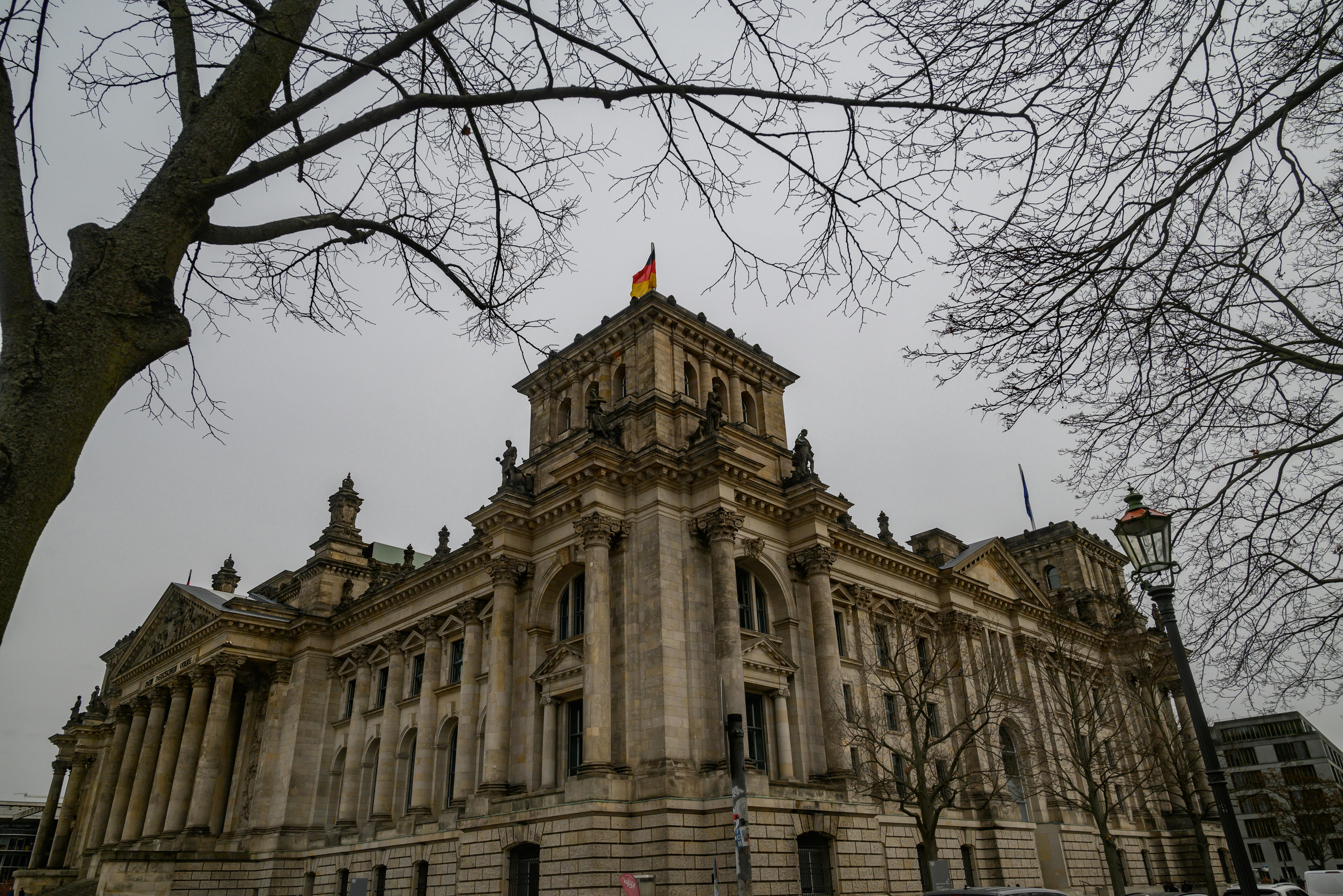 台灣最辣護理師發表政治言論，收入受創遭廠商取消合作案