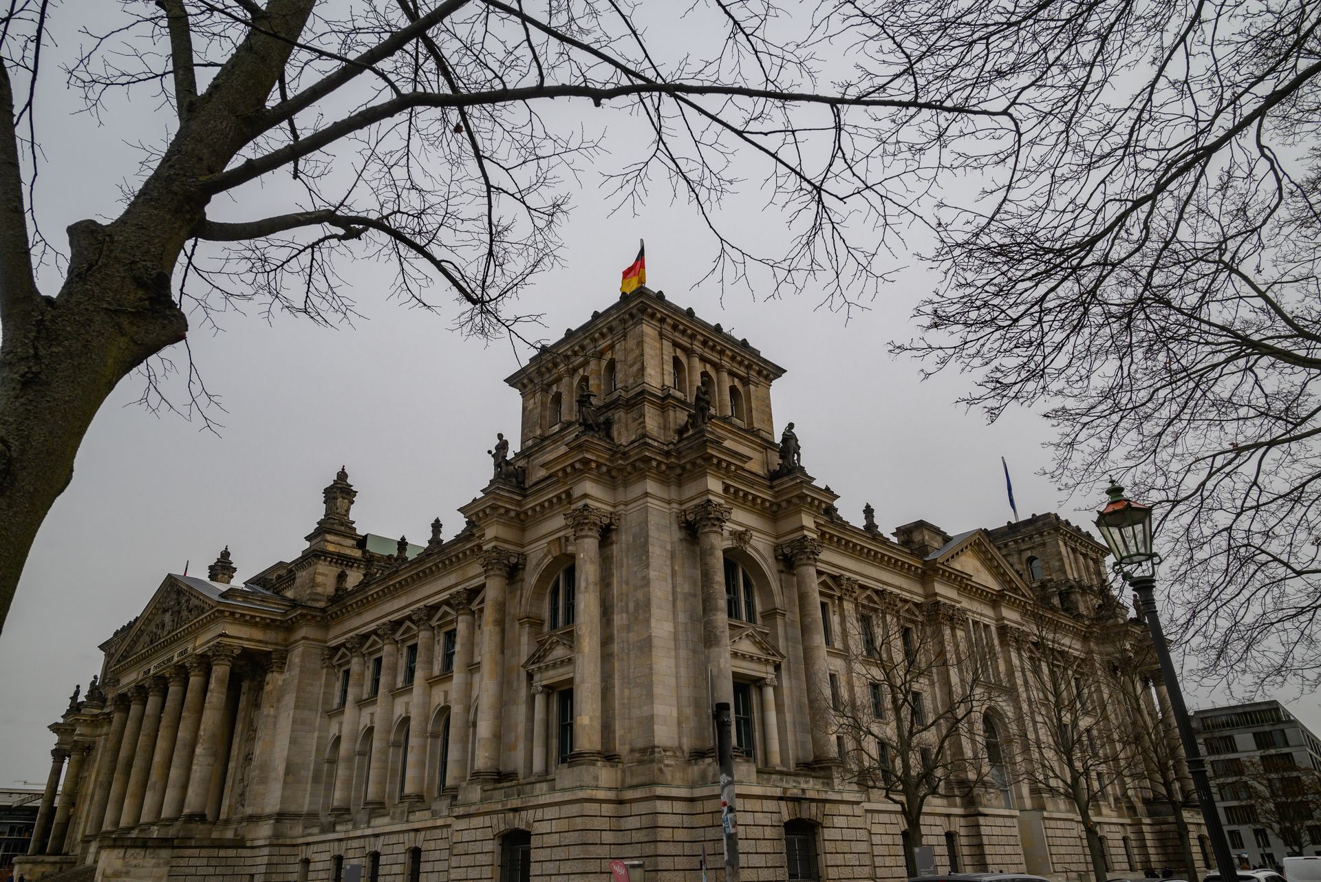 Bulutlu havada Berlin'deki Reichstag binasının cephesi