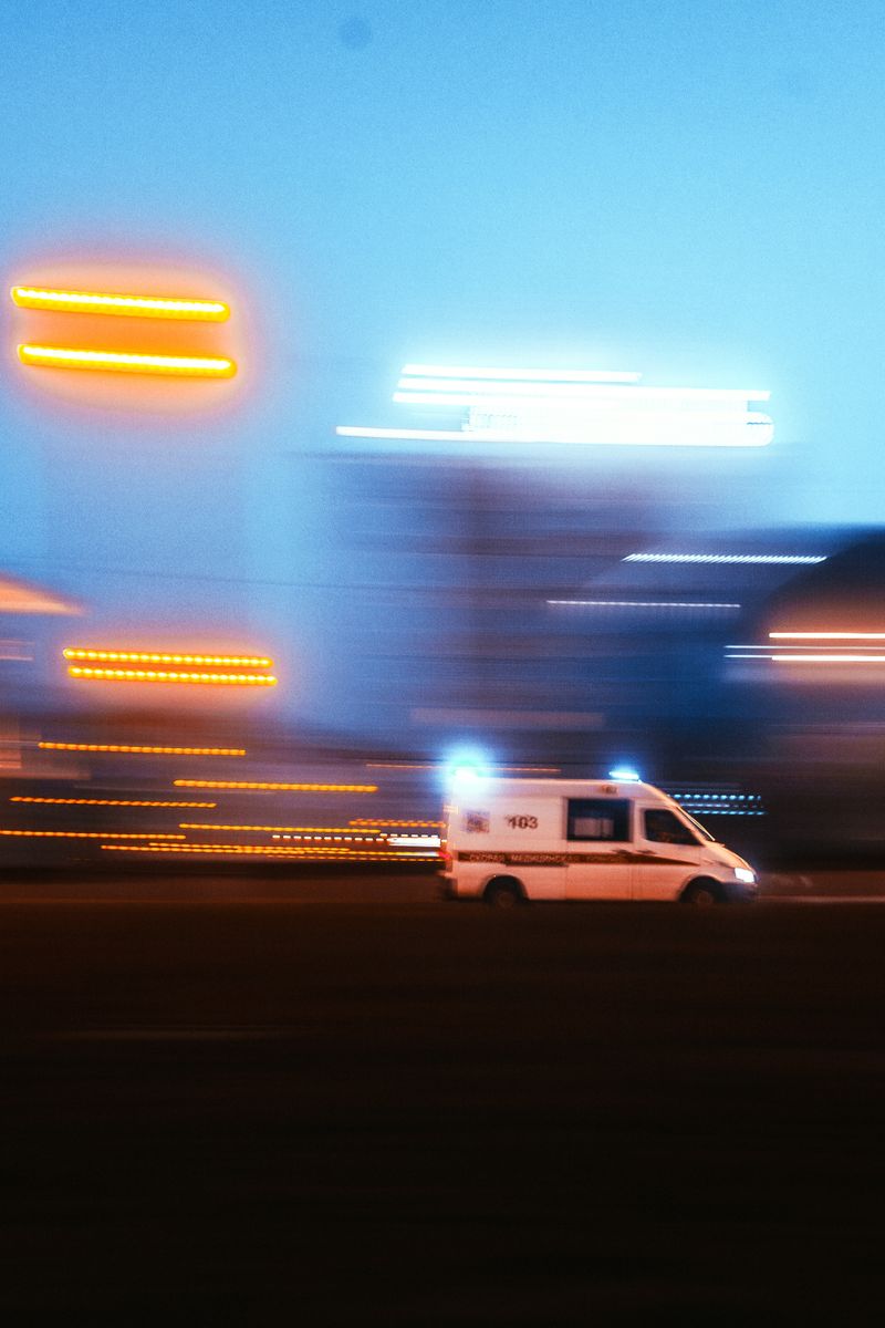 Ambulancia de noche con estelas de luz