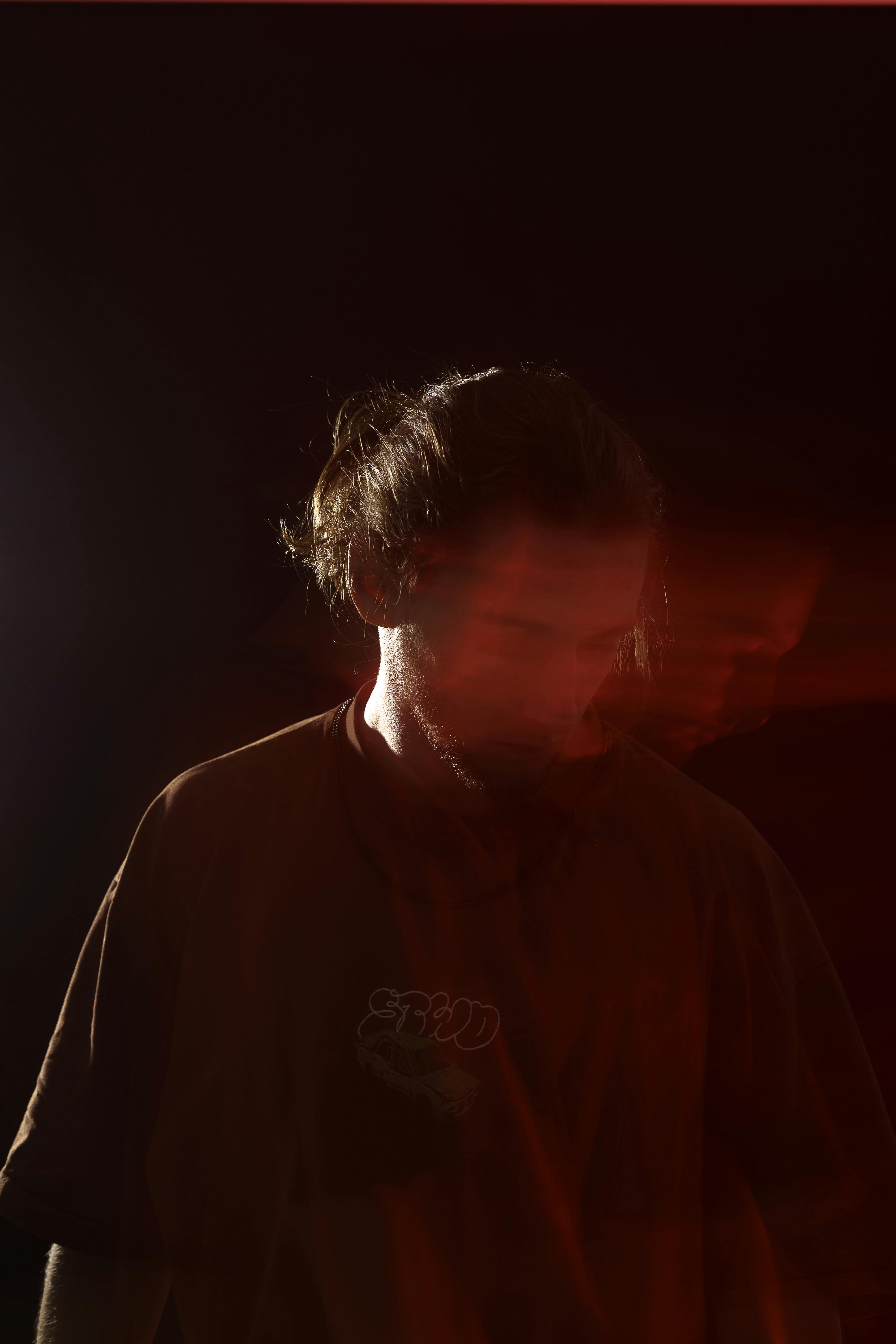 Gratuit Un portrait artistique créatif capturant la silhouette floue d'une personne en pose méditative. Photos