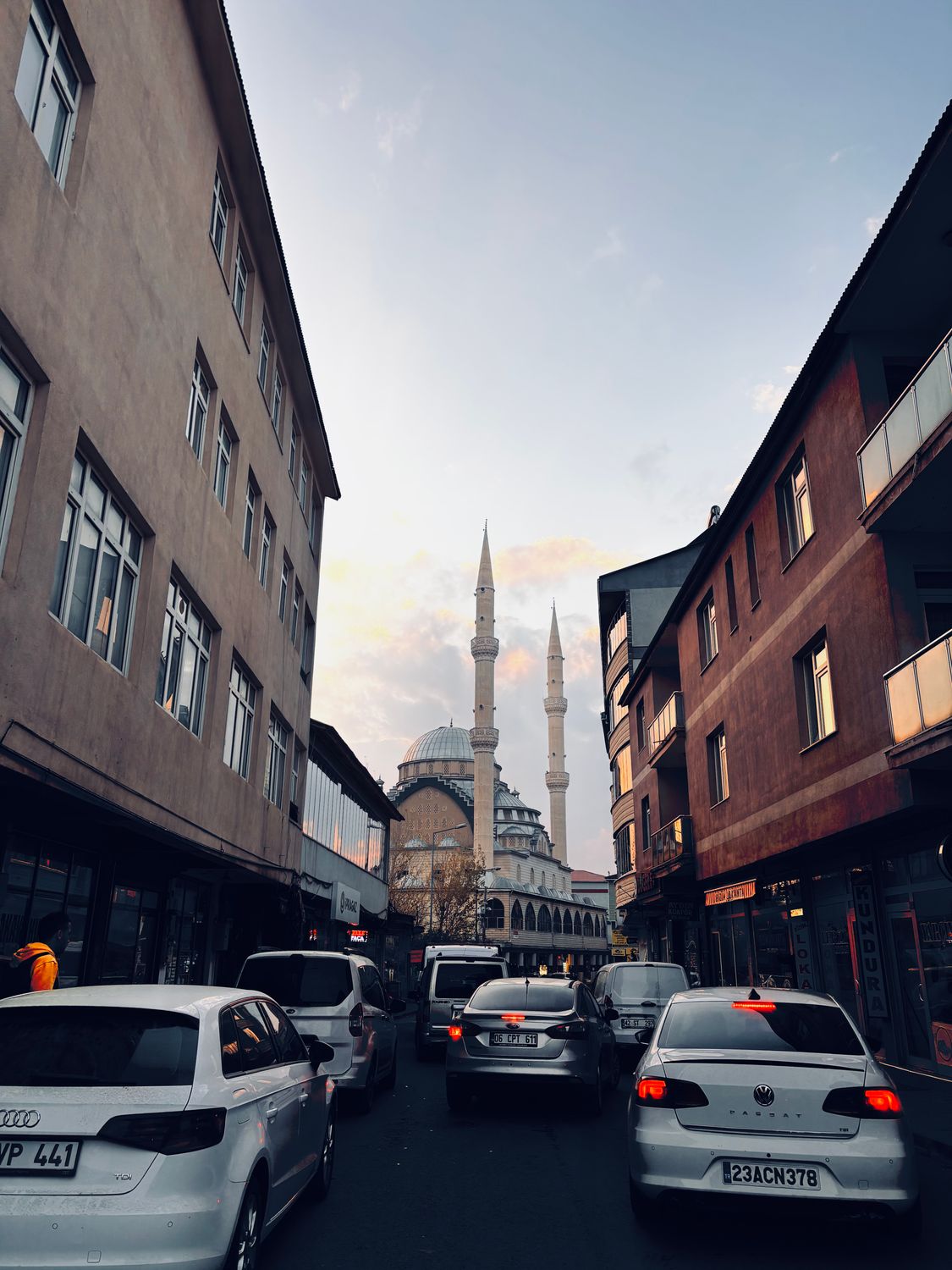 Busy Urban Street with Mosque at Dusk · Free Stock Photo