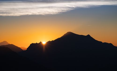 Free Beautiful sunrise over mountain peaks in Écrins National Park, capturing the serene morning landscape. Stock Photo