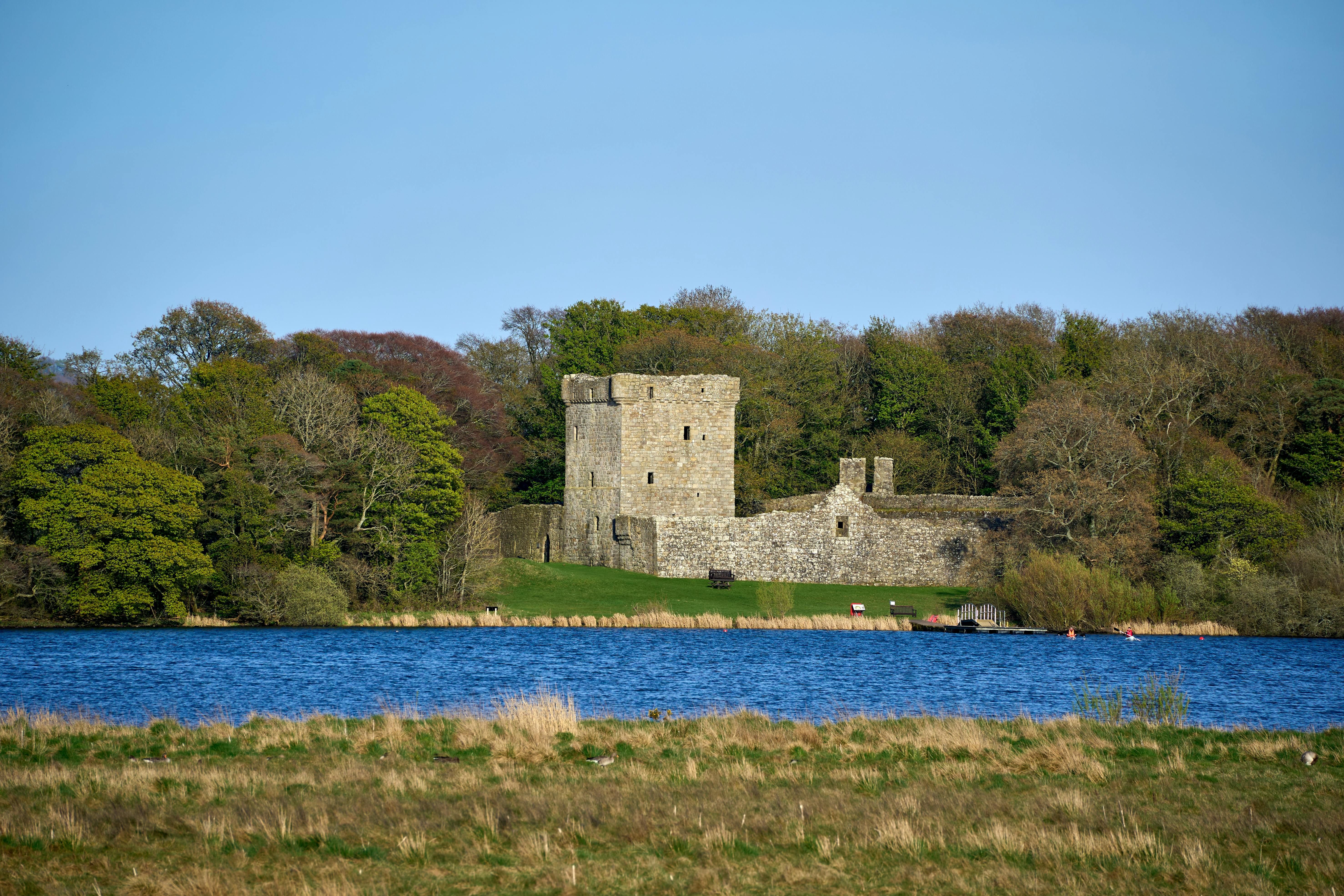Medieval Castle Ruins by Loch Leven in Scotland · Free Stock Photo, image size:5909x3939