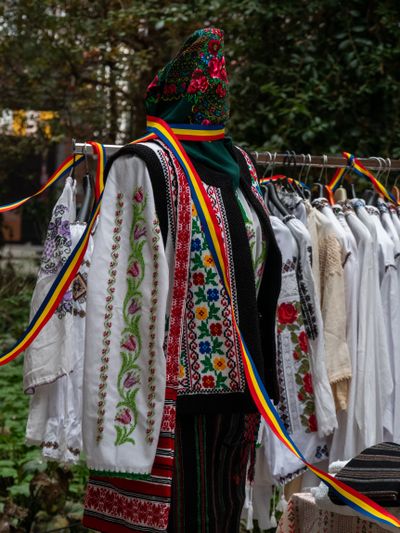 Folk (ie) blouses