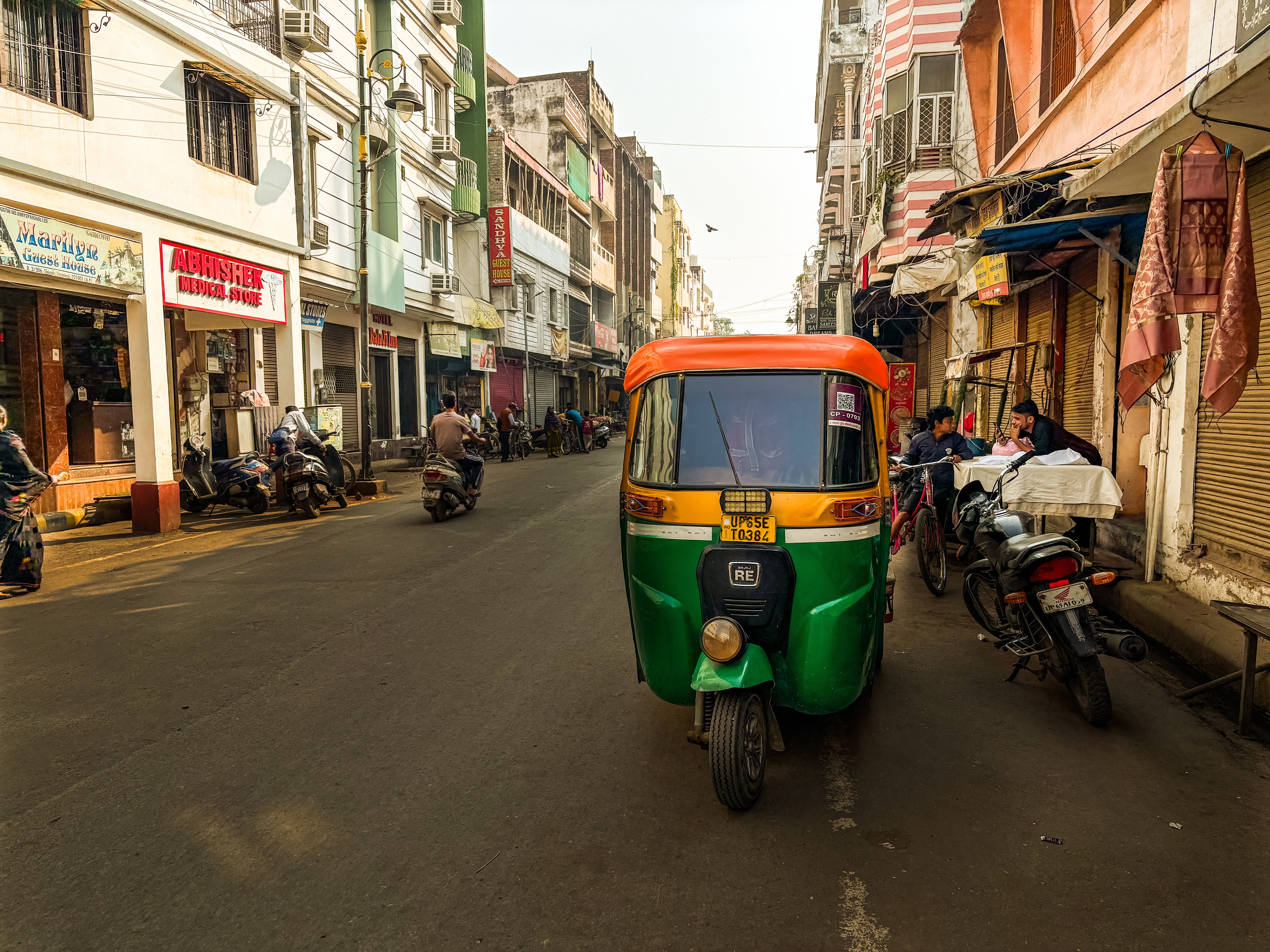 Colorful Auto Rickshaw on Busy Indian Street · Free Stock Photo