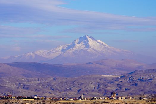 Vue imprenable sur le mont Erciyes avec une petite ville au premier plan, prise à Uçhisar, Nevşehir.