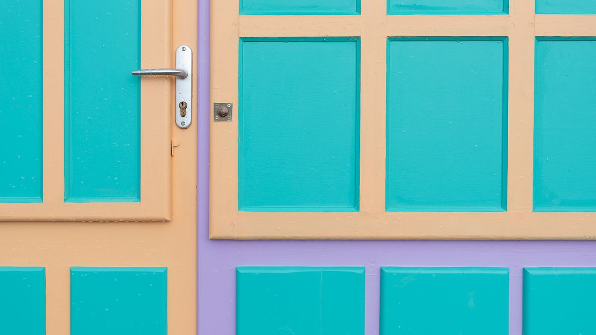 Porte intérieure colorée avec panneaux turquoise et orange vif