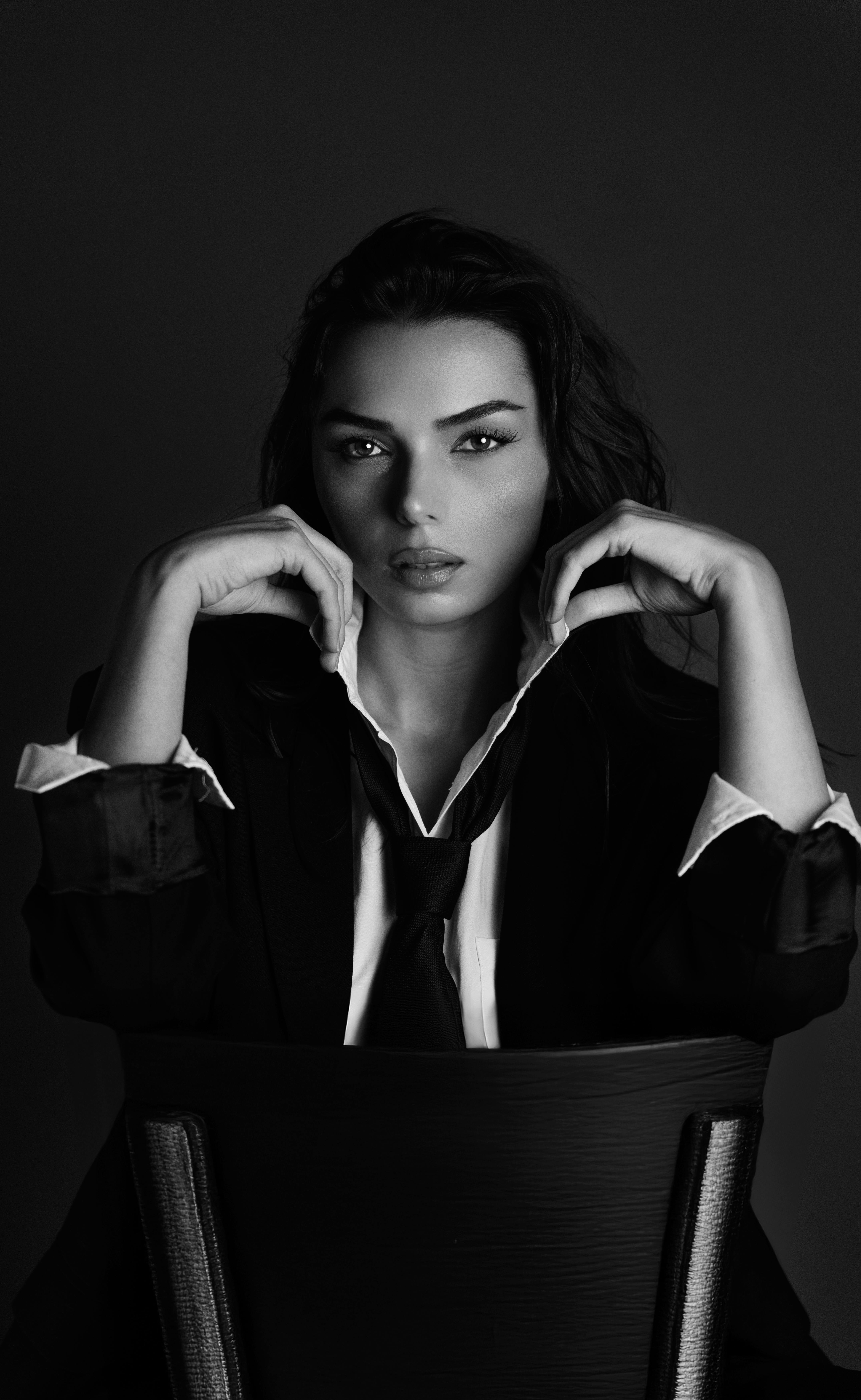 Gratis Elegant svart-hvitt-portrett av en kvinne i dress med et fengslende blikk. Arkivbilde