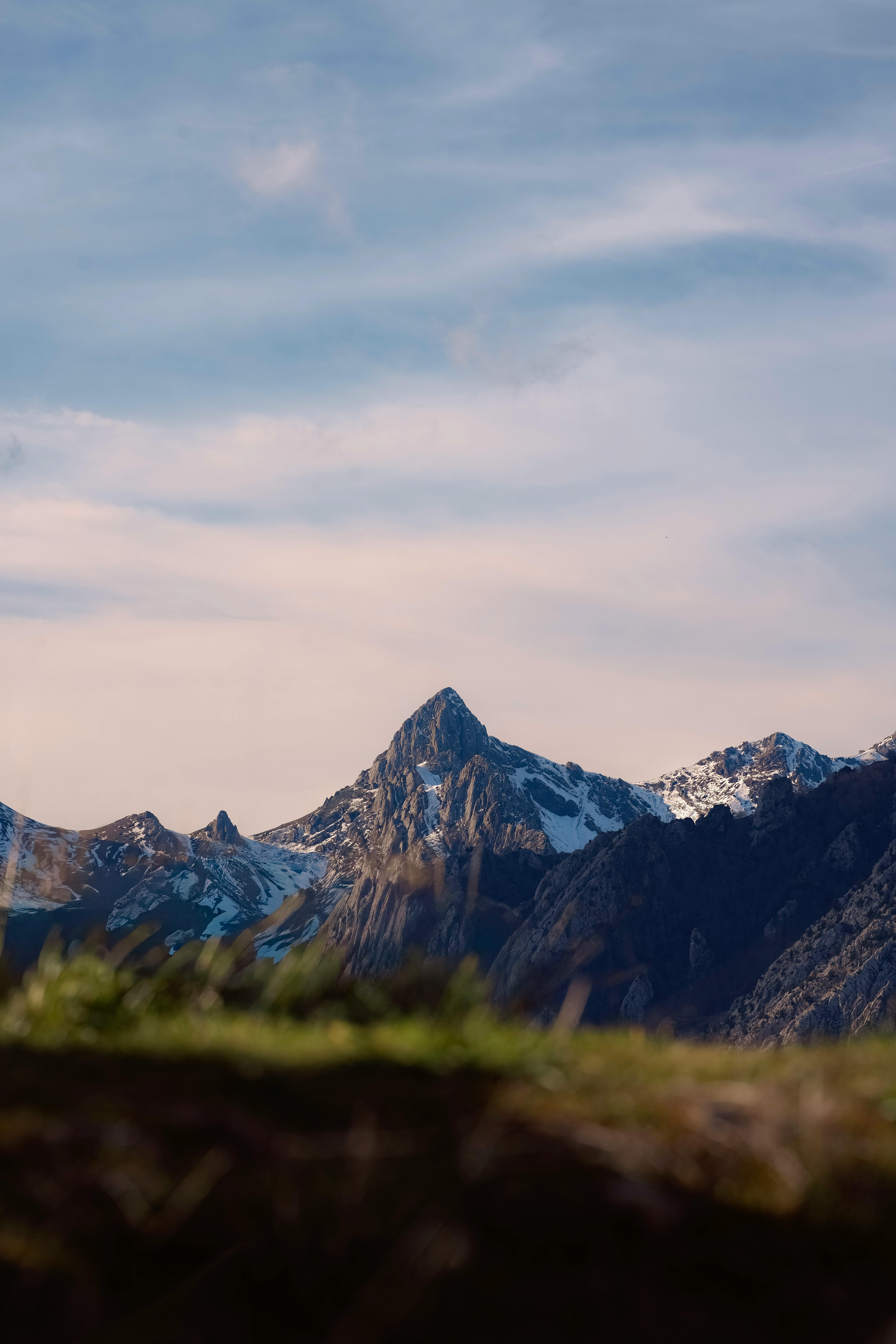 De franc Vista panoràmica dels cims nevats dels Pirineus espanyols durant la primavera. Foto d'estoc