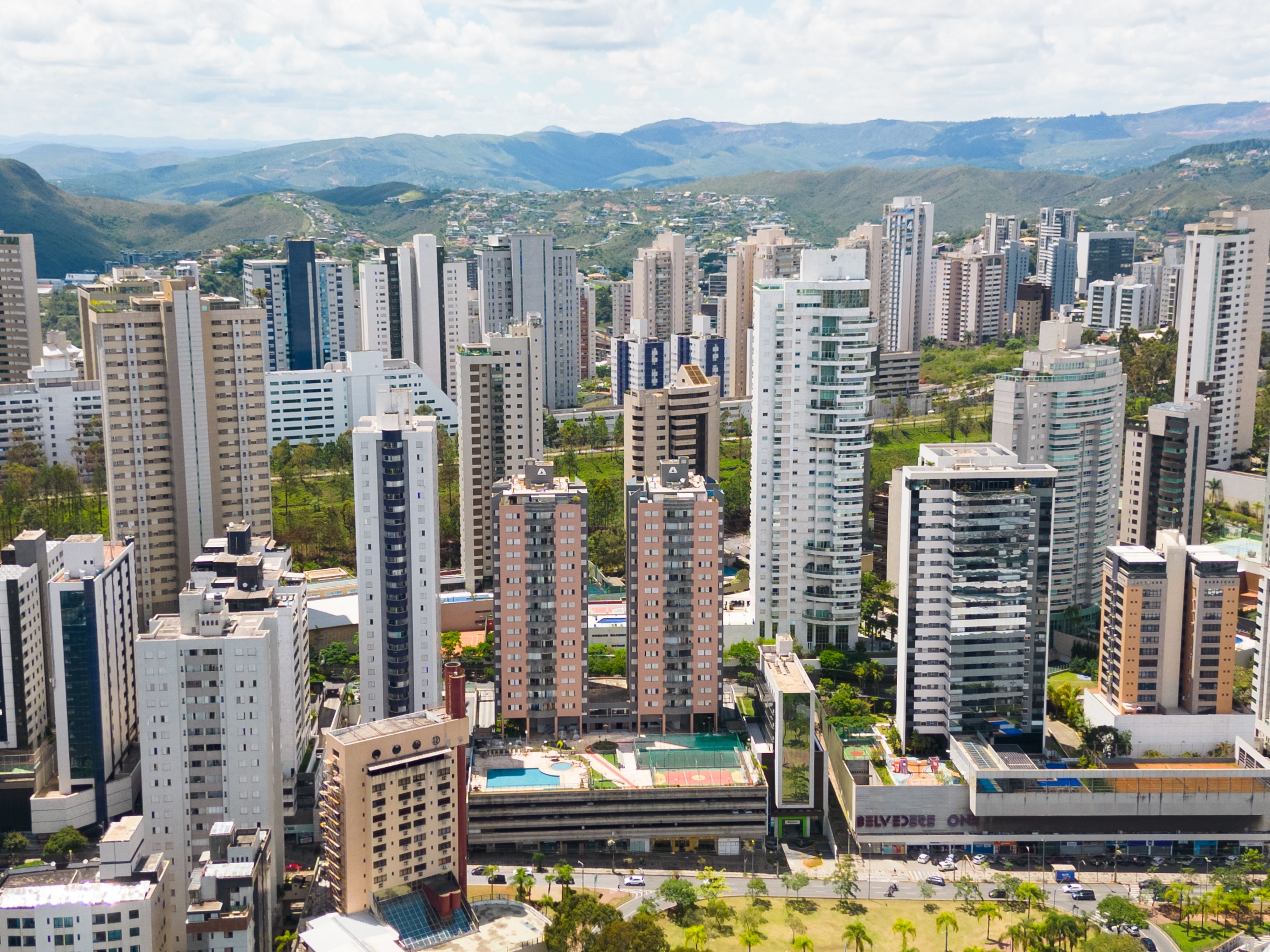Praça central animada em Belgrado com moradores locais e cafés ao ar livre — custo de vida e qualidade de vida na Sérvia 2026