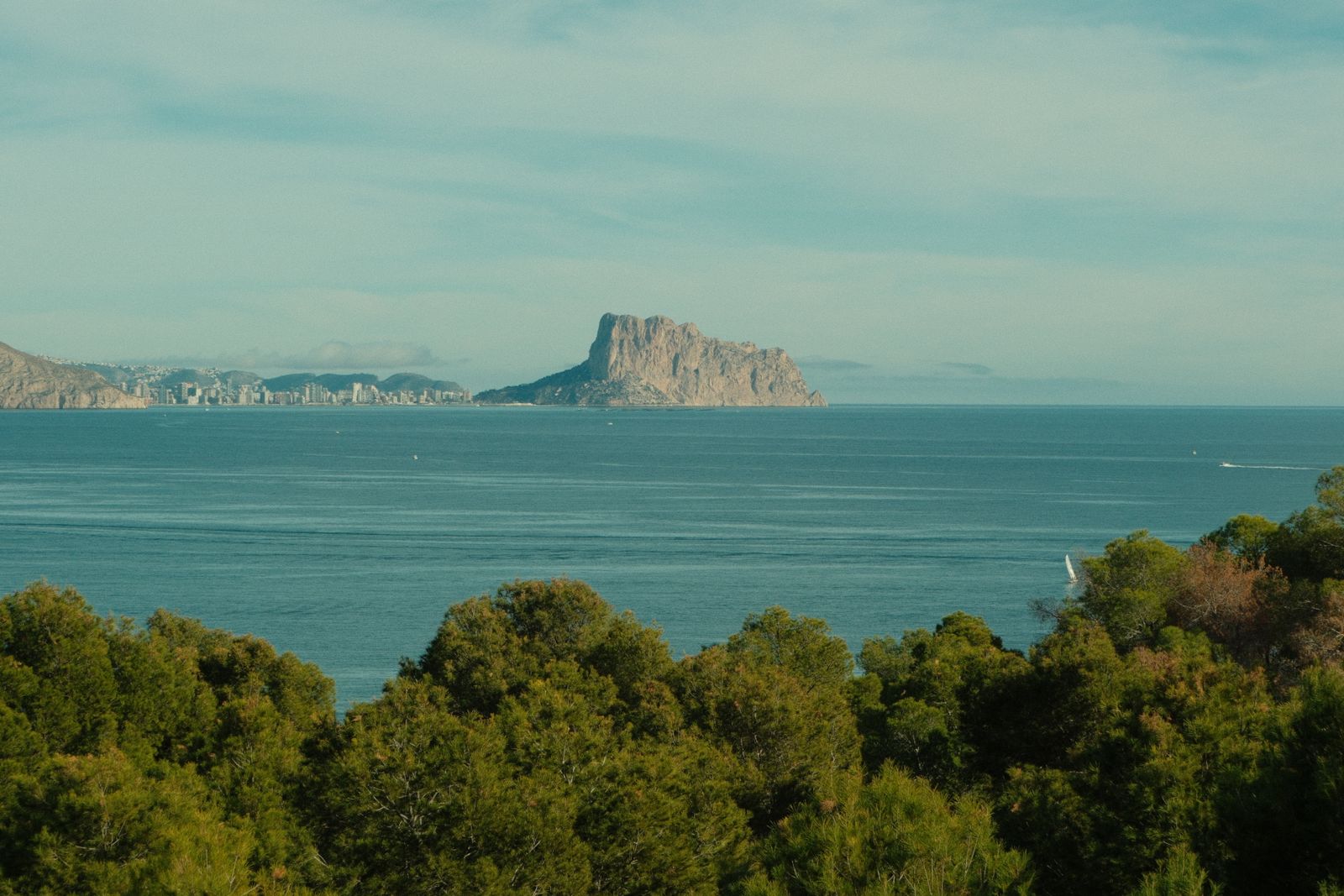 Cazare în Albir: marea și stânca Peñón de Ifach văzute din Serra Gelada