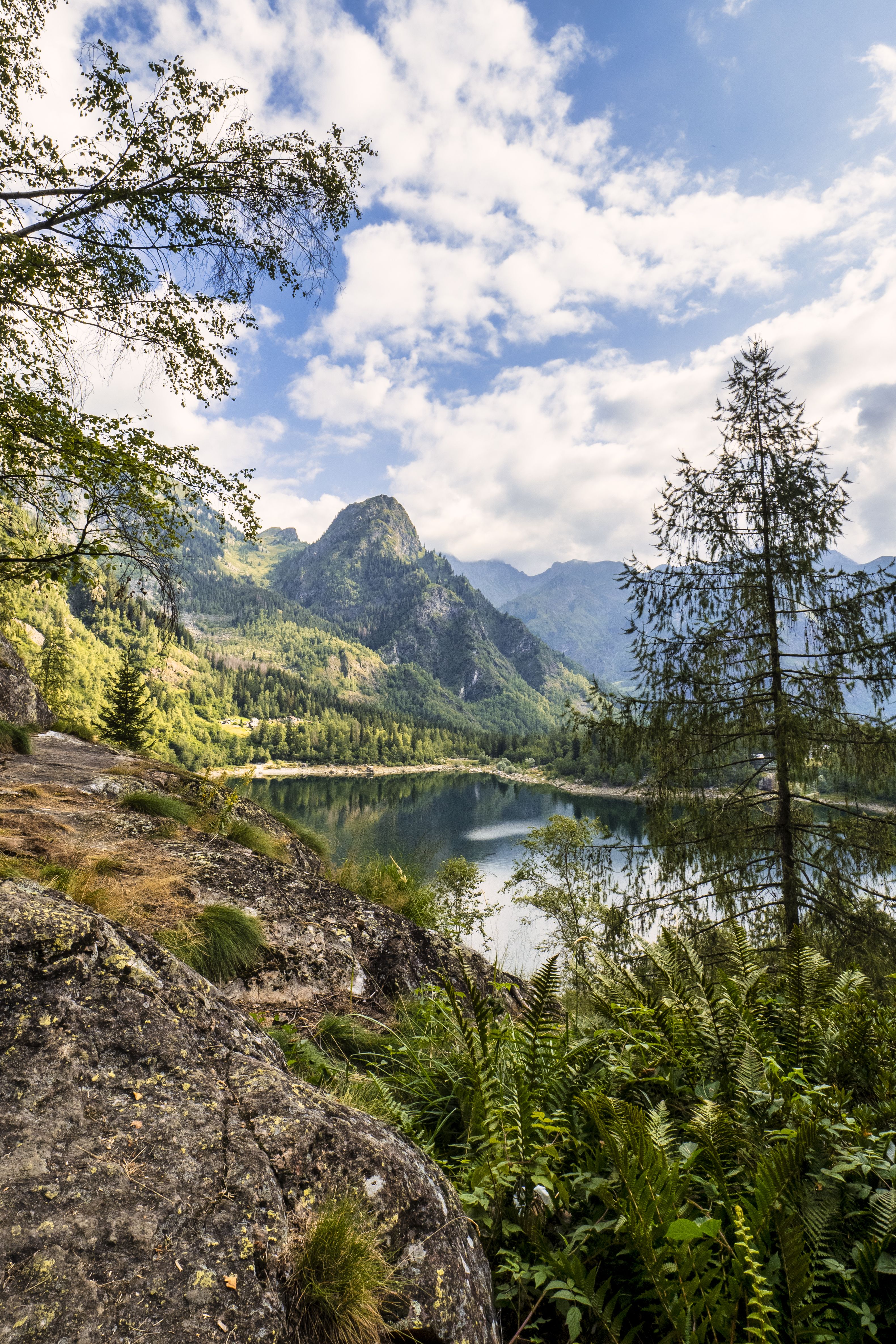 Scenic Mountain Lake Landscape with Rocky Shore · Free Stock Photo