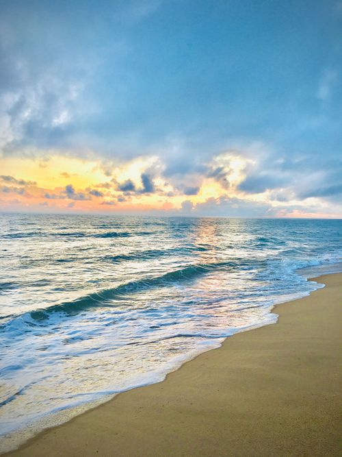 Free Peaceful sunrise over Kattankudy beach in Sri Lanka with gentle waves and colorful sky. Stock Photo