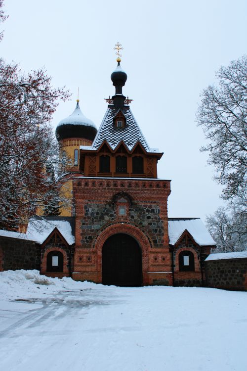 Free A snow-covered Russian Orthodox church in Narva, Estonia during winter, showcasing traditional architecture. Stock Photo