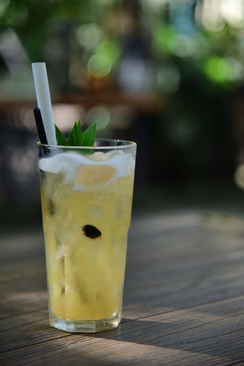 Free A chilled tropical drink in a tall glass, perfect for summer refreshment. Stock Photo
