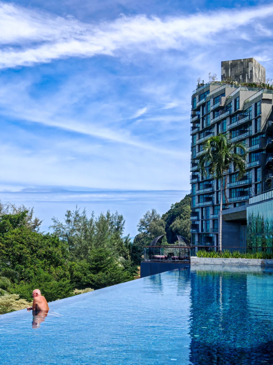 Luxurious Infinity Pool with Modern Hotel View · Free Stock Photo