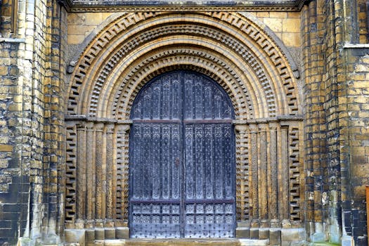 英国林肯大教堂哥特式入口的详细视图，展现了其中世纪建筑的壮观