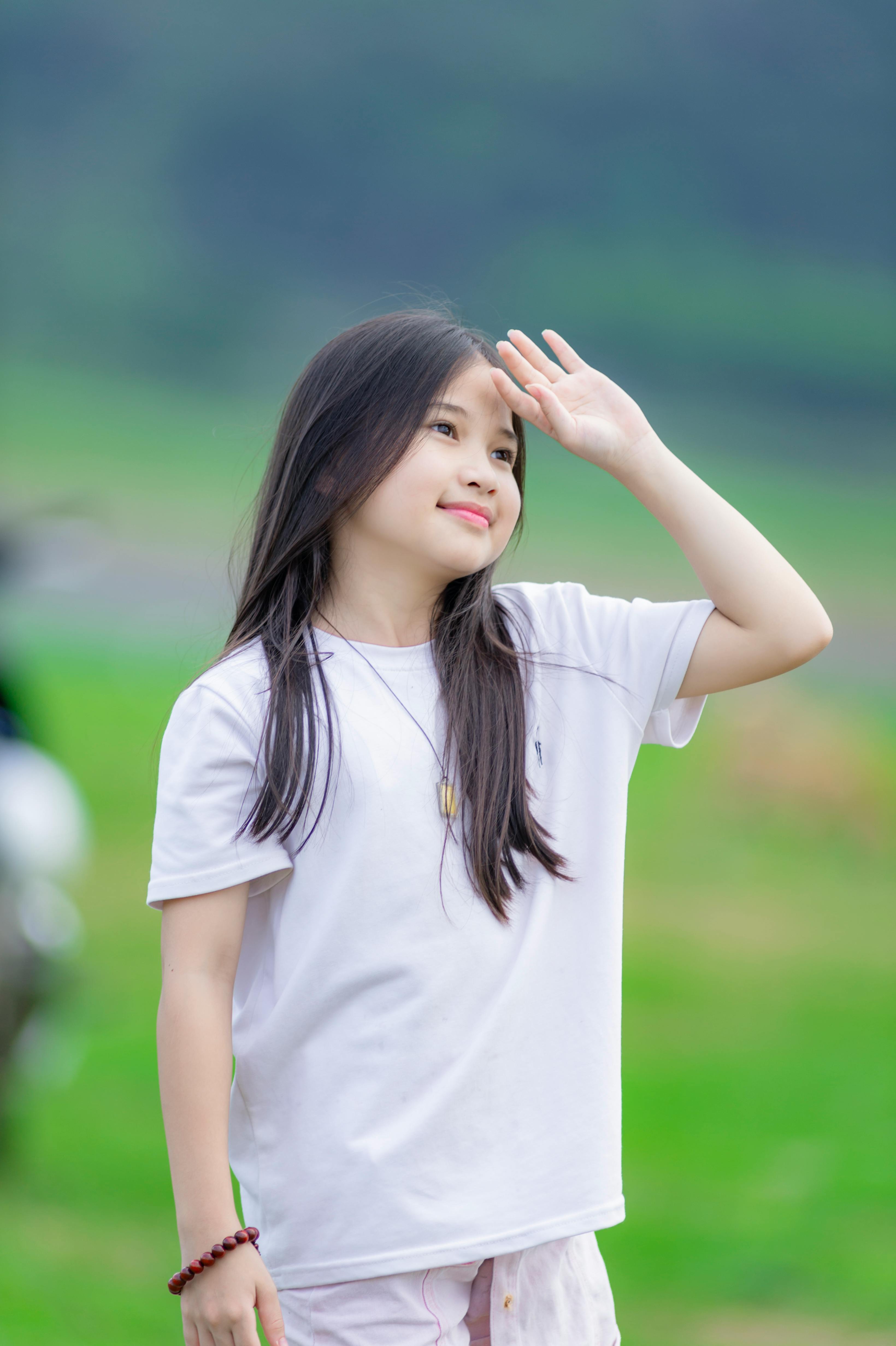 gratis Portret van een Oost-Aziatisch meisje dat geniet van een zonnige dag in Hanoi, Vietnam. Stockfoto