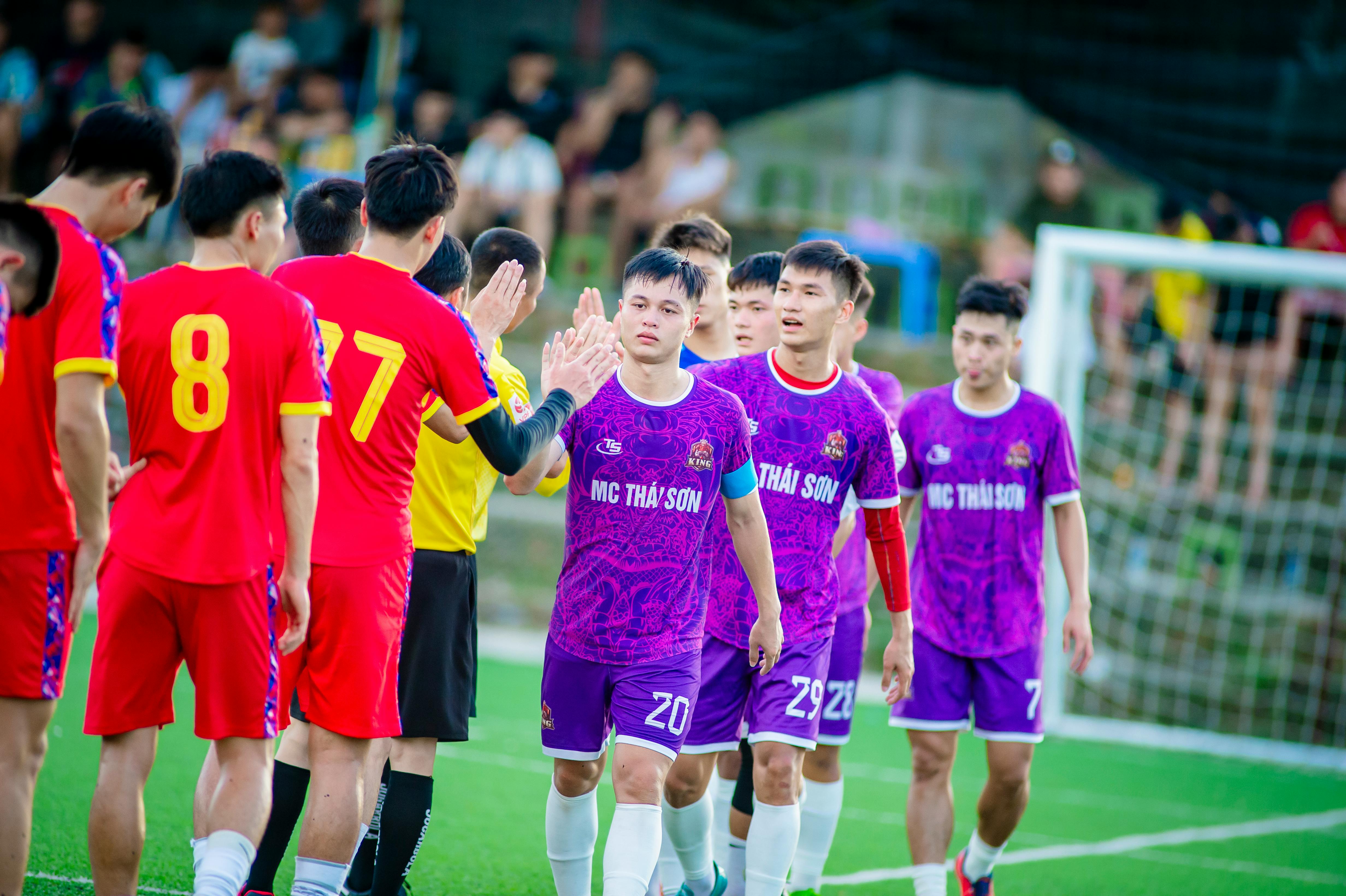 gratis Spannende voetbalwedstrijd in Hà Nội, een toonbeeld van teamwerk en sportiviteit. Stockfoto